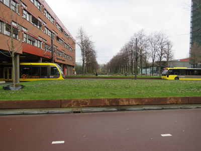 848248 Gezicht over de groenstrook langs de Genèvelaan (rechts) richting Fort Hoofddijk op Utrecht Science Park. Links ...